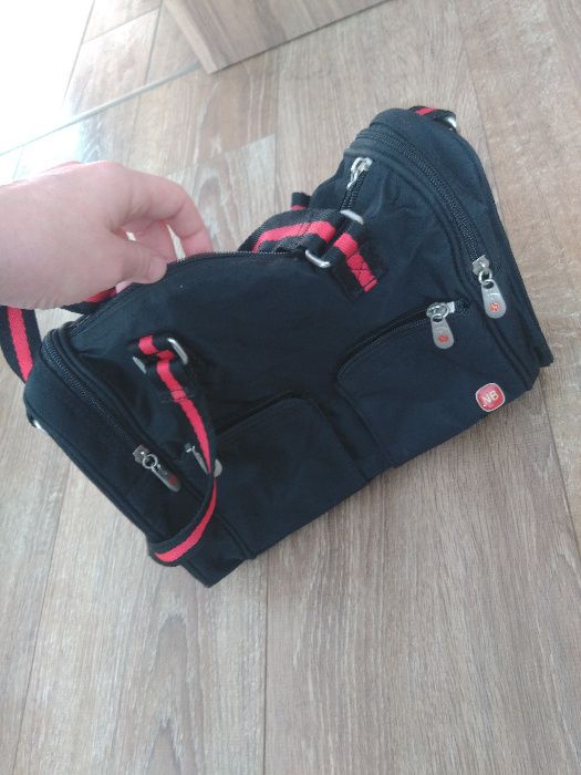 Torebka kuferek czarno-czerwona New Balance