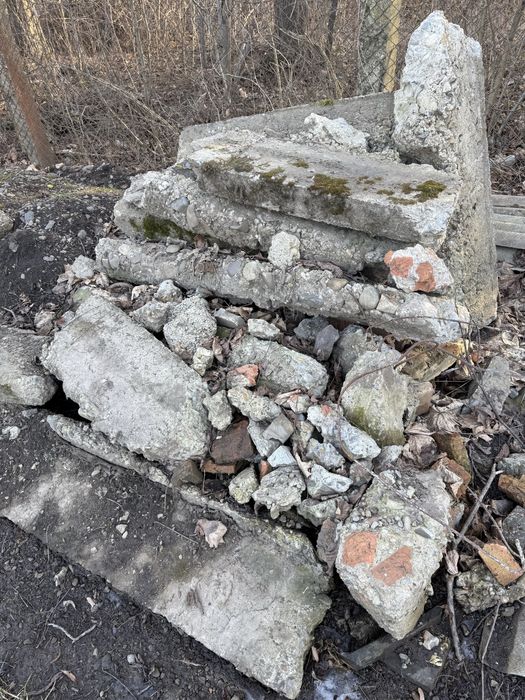 Шматки бетону і стовпи, район Роша