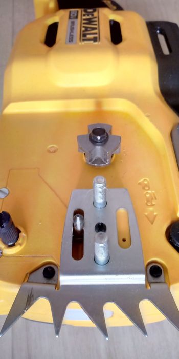 Ланцюгова пила DEWalt  DCCS677