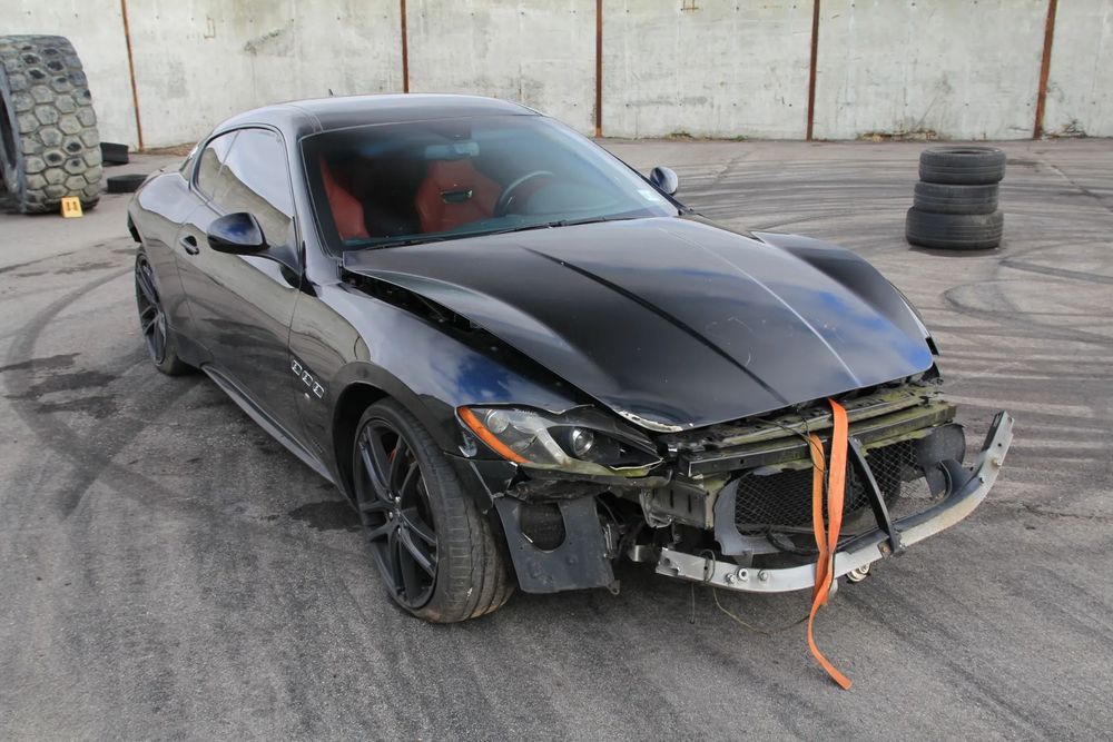 Maserati GranTurismo Auto stoi w Polsce