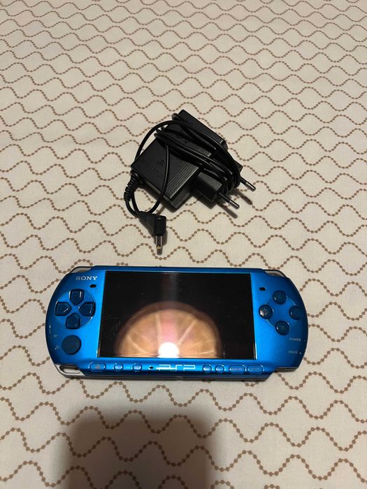 PSP 3000 Azul desbloqueada + Adaptador cartão c/ 32gb + Carregador original