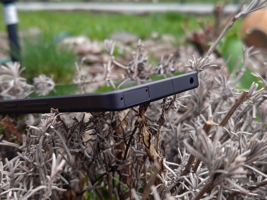 Смартфон с камерой Leica 1" Sharp AQUOS R8Pro(2sim,6.59"240Hz WUXGA+,IP68,NFC,12\256gb Snap8Gen2)