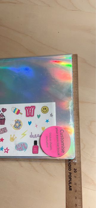 Três cadernos capa prateada com autocolantes