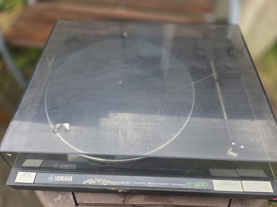 Gramofon Yamaha P200