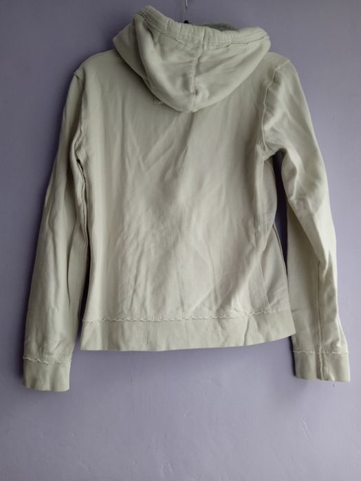 Bluza L koło domu