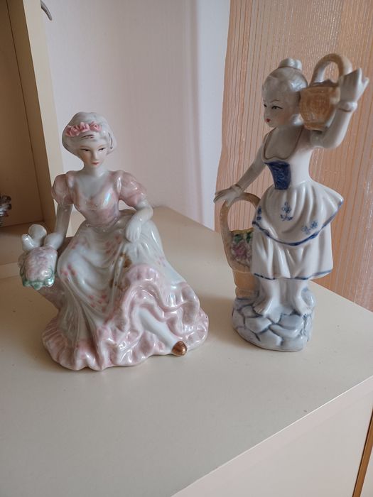 2 bonecas em loiça para decoração com vestidas à antiga