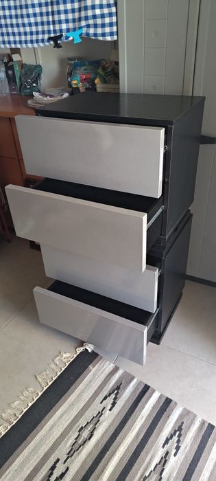 Conjunto mesinha de cabeceira e cama com estrado