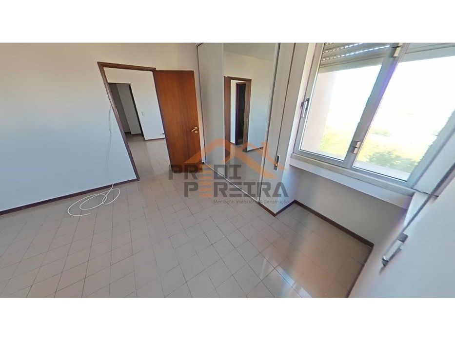 Oportunidade Única - T1 com arrecadação em Santo António dos Cavale...