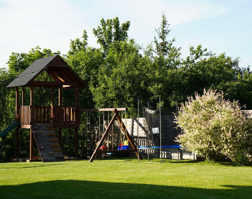 Domek z Kominkiem Nad Jeziorem z jacuzzi ogrodowym