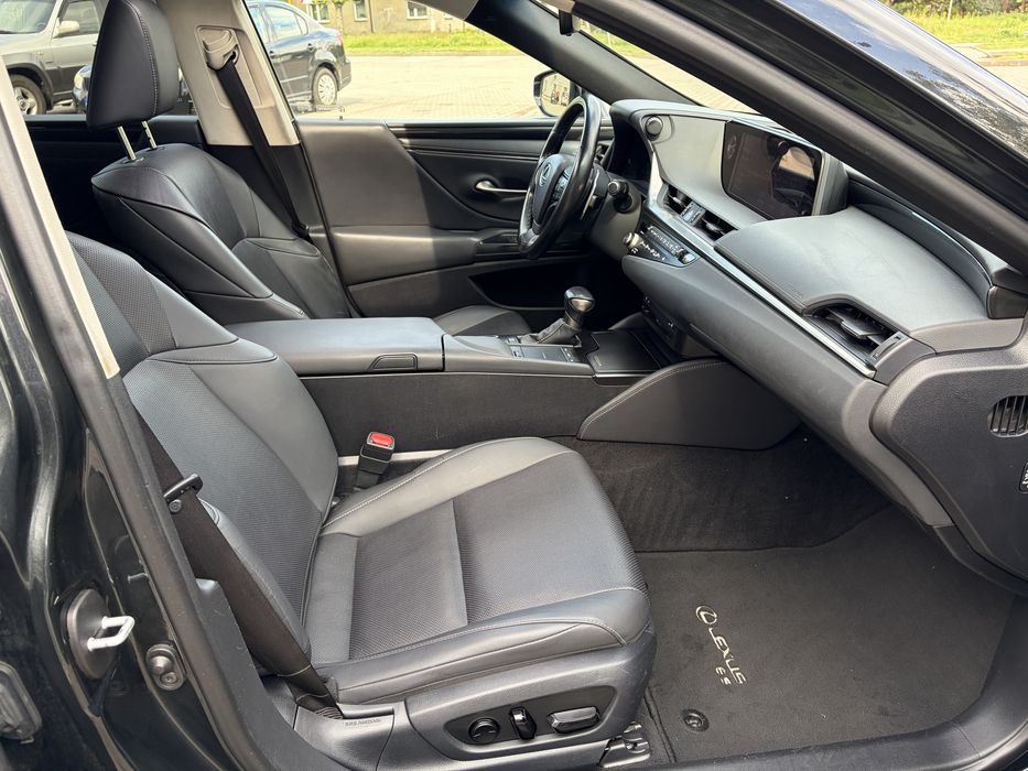 Ładny Lexus Es300h 2021 rok Po lifcie !!!
