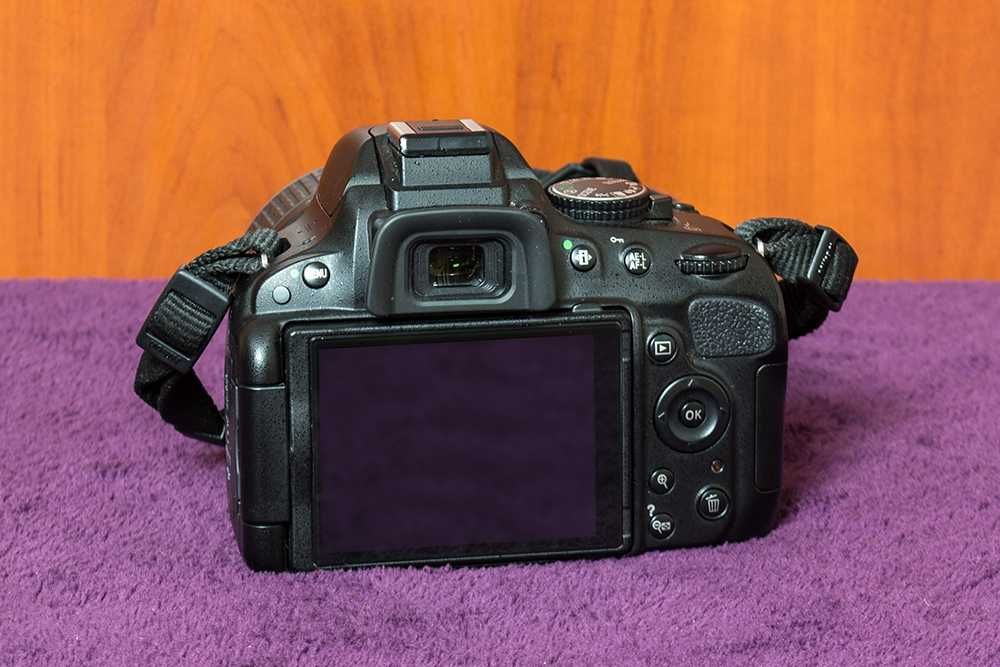 Дзеркальний фотоапарат Nikon D5100 з об’єктивом 18-55