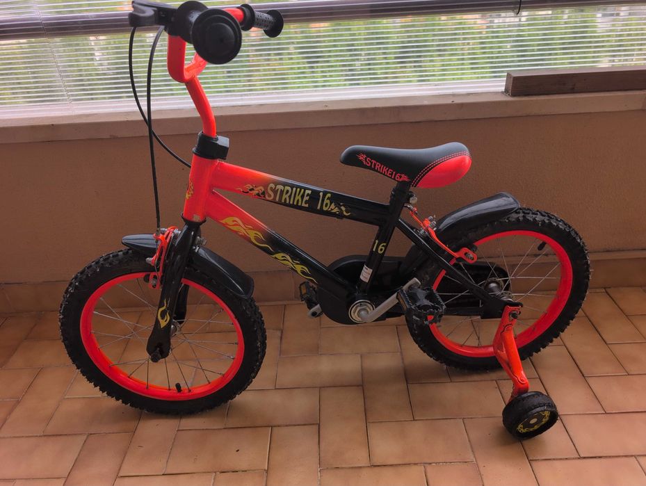 Bicicleta Strike de 16 polegadas, cor laranja, para crianças.