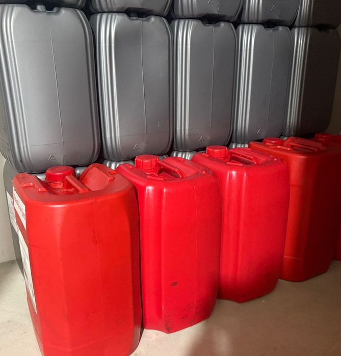 Продам пластикові каністри 20 л