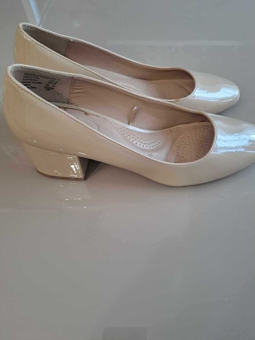 Czółenka damskie na szerszą stopę.