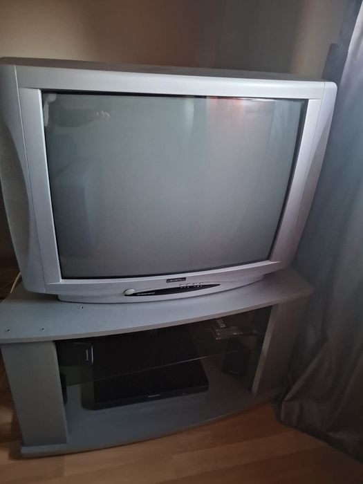 TV e móvel de televisão com prateleira