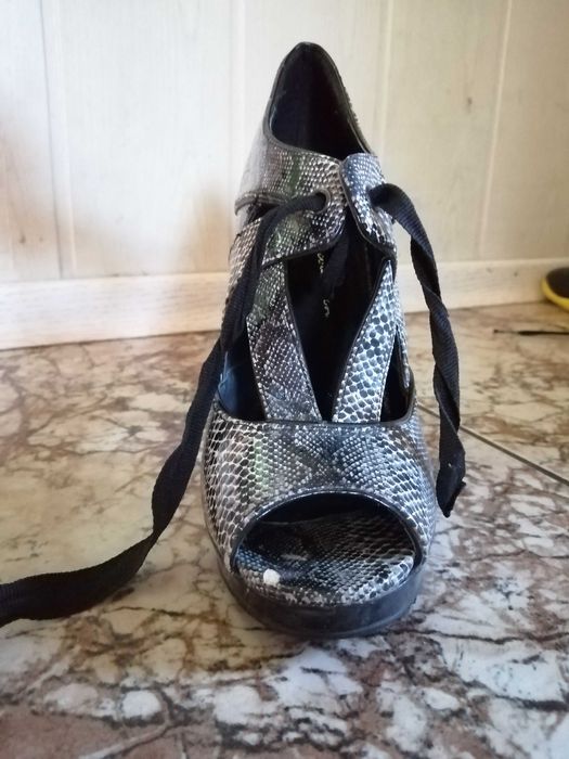 Wężowe sandałki na platformie