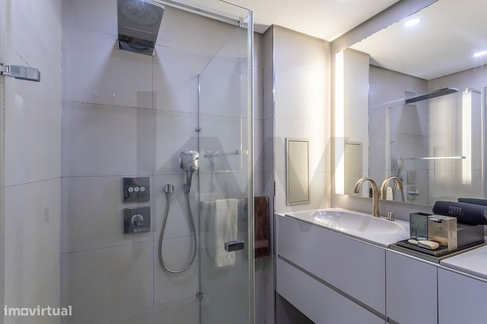Apartamento T4 |  Parque dos Poetas l Terraço  com 50m2 e Box com  2 l