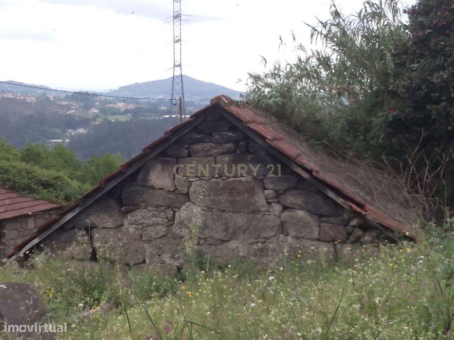 Moradias em ruína em Abragão
