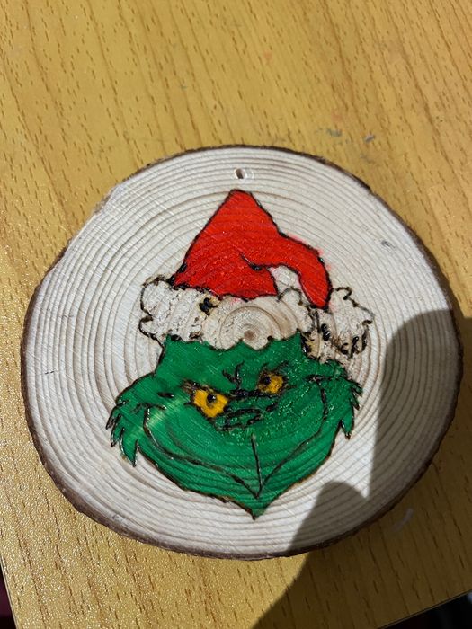 Enfeites de Natal gravado na madeira