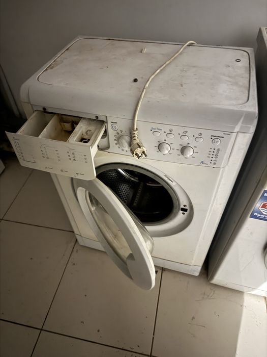 Пральна машинка Indesit на запчастини
