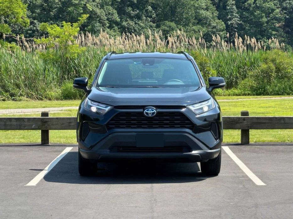 Toyota RAV4 Hybrid XLE Premium      2024