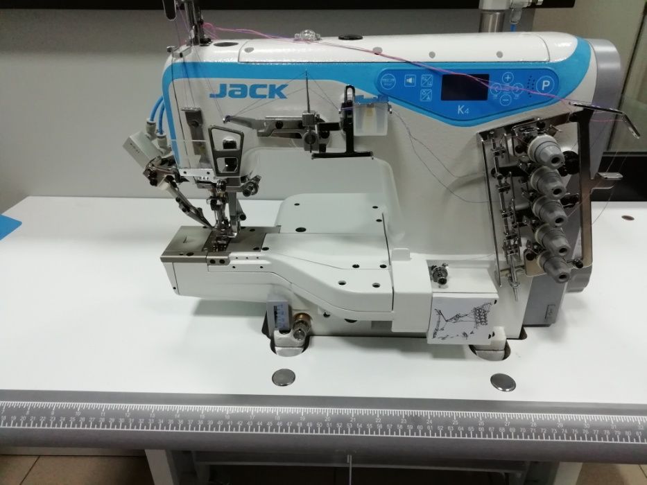 JACK K4 - Maquina recobrimento com 3 agulhas, corte de linha - NOVA