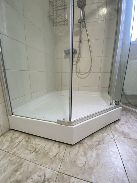 Душова кабіна 100*100 з піддоном ( відсутні болти та кріплення)