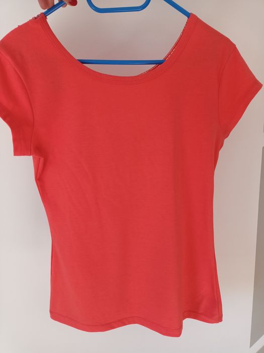 Bawełniana bluzeczka z ozdobną koronką na plecach