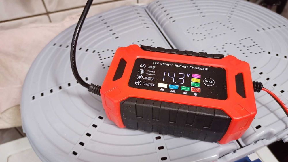 Зарядний пристрій авто мото акумуляторів. Модель YX12V6A.