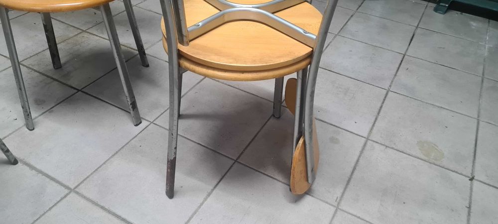 Cadeiras em madeira e metal