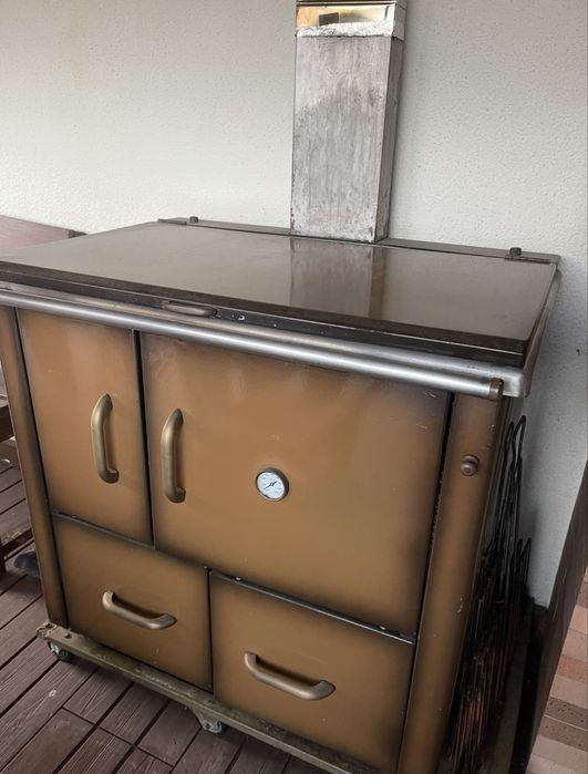 Fogão de lenha castanho bom  estado