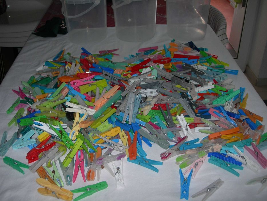 Molas da roupa. Plásticas usadas.