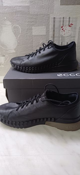 Продам женские кроссовки Ecco