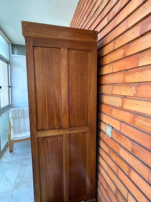 Roupeiro de madeira vintage (200 cm x 123 cm x 52.5 cm)