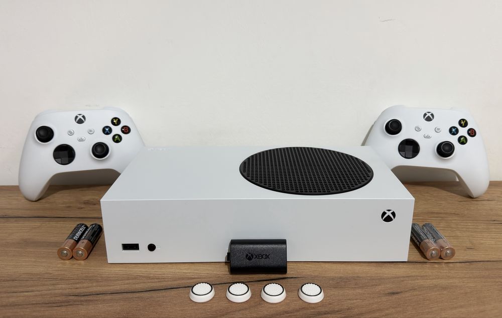 Xbox Series S 512GB  + 2 comandos + vários acessórios