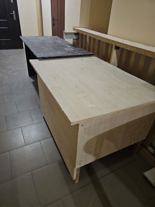 Віддам безкоштовно два стола для будівельників забрати потрібно завтра бо у суботу їх викинуть