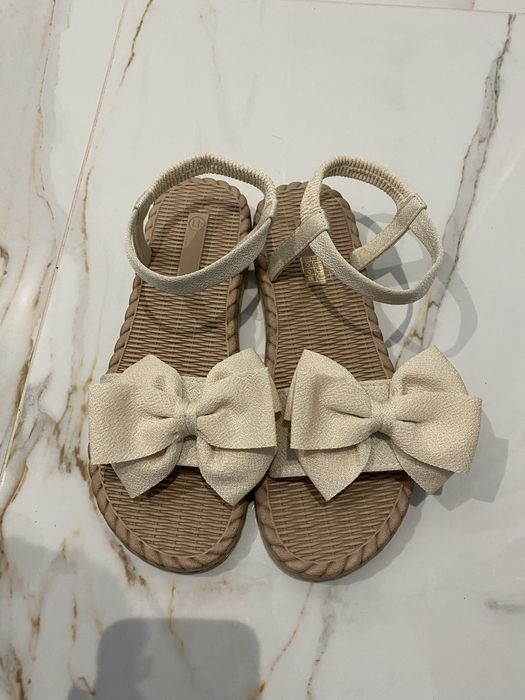 Nowe płaskie sandały z kokardą