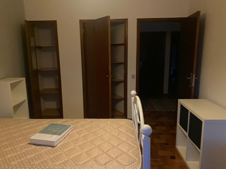 Arrenda-se quarto menina na Av. 1o de Maio