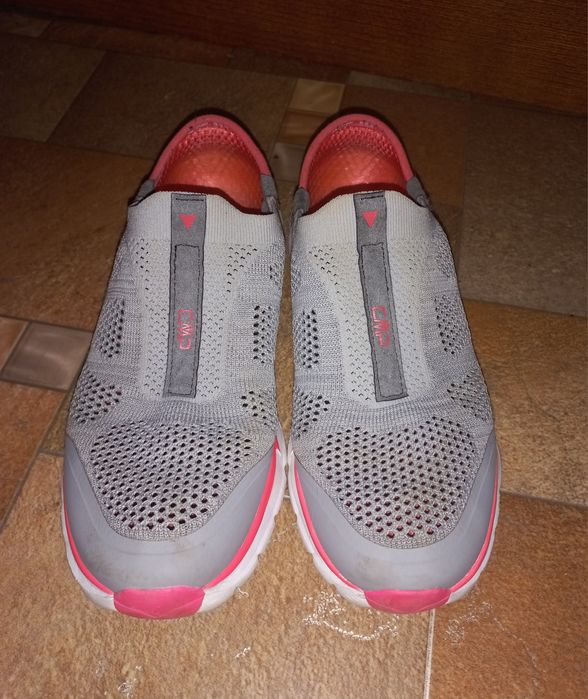 Лёгкие кроссовки в сеточку дырочку серые спортивные без шнурков