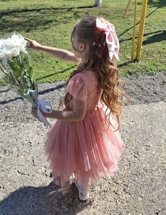 Сукня на випускний в садочок. Одягали 1 раз. Стан нової. Розмір підійде від 116-128.