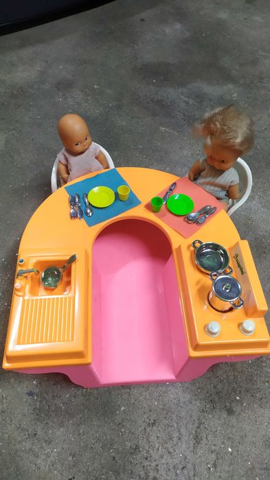 Cozinha das barriguitas, utensílios e bonecas