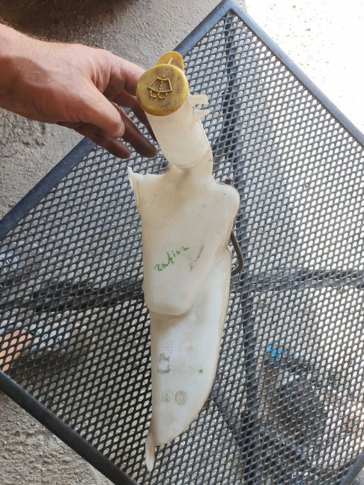 Zbiorniczek pompka spryskiwaczy Opel Zafira a sprawny