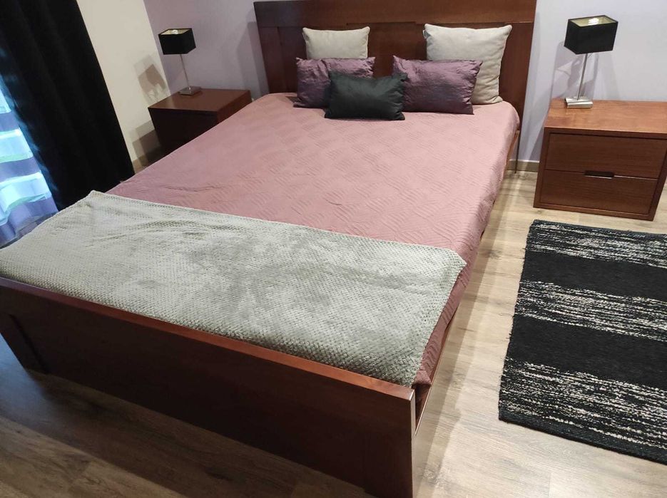 Cama com colchão e mesas de cabeceira