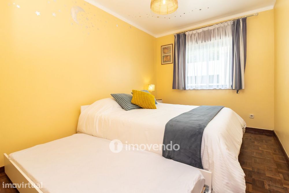 Apartamento T2 com áreas generosas e varanda, em Setúbal