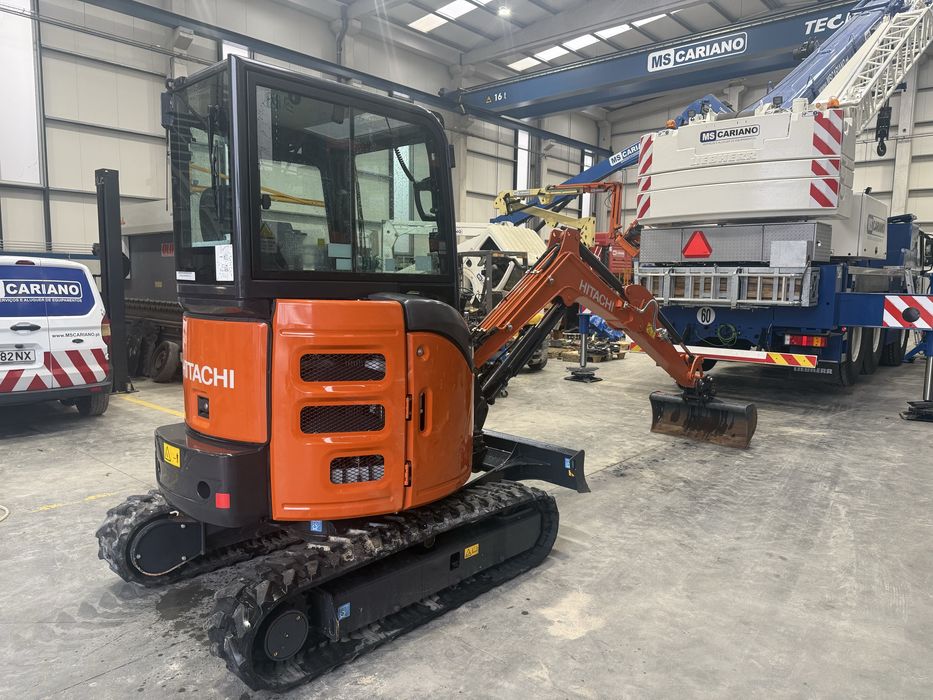 Escavadora Hitachi ZX26U - como nova!!