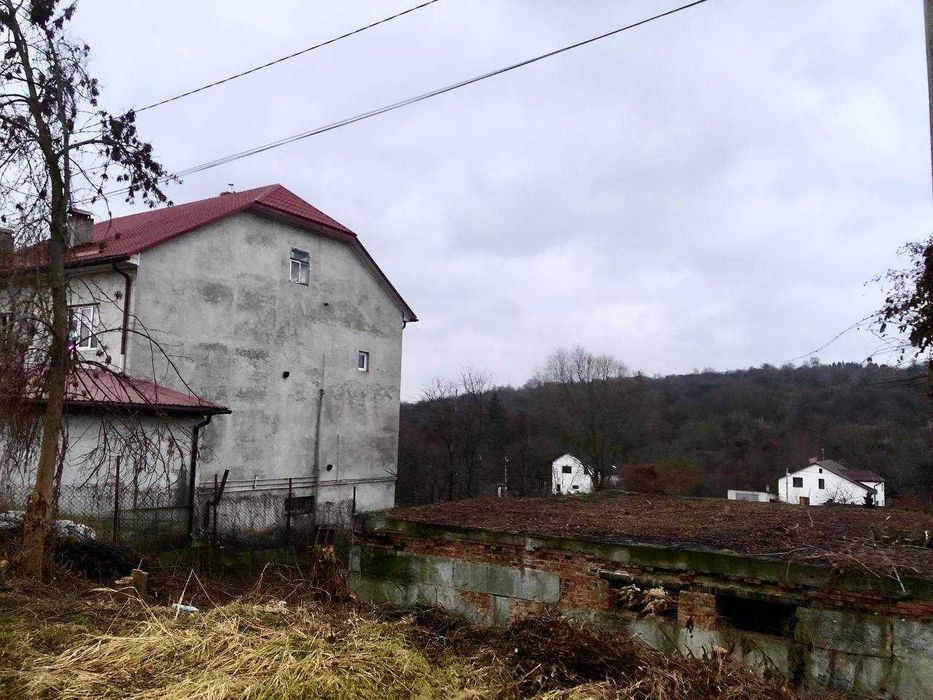 Продаж будинку і земельної ділянки