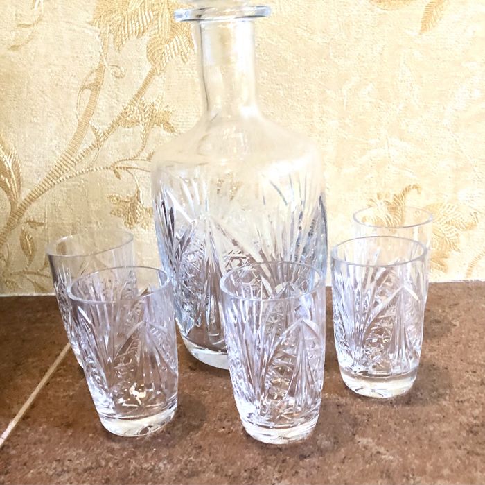 Кришталеві стакани, чарки, графін, попільничка, ріг