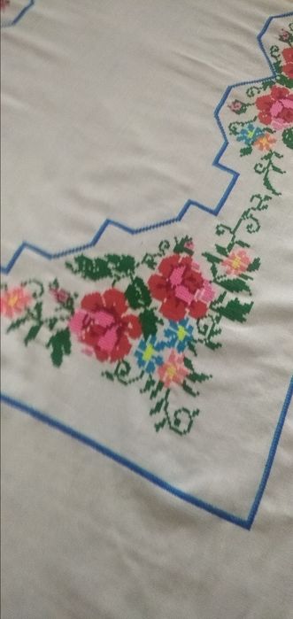 Скатертина вишита