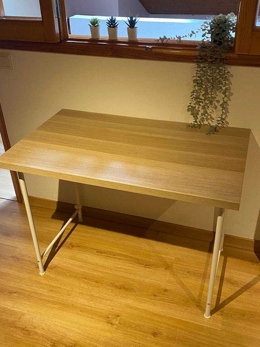 Secretária/Mesa — madeira clara com pés metálicos brancos - IKEA LINNMON / SPÄND Desk