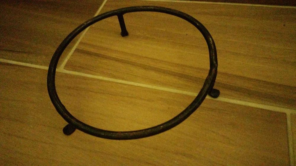 Pote de cerâmica com fundo côncavo, rústico + base de ferro